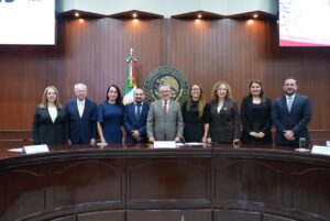 Integrantes de la Diputación Permanente posan de pie para la foto.