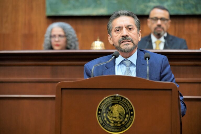 Diputado Eligio López Portillo habla en tribuna.