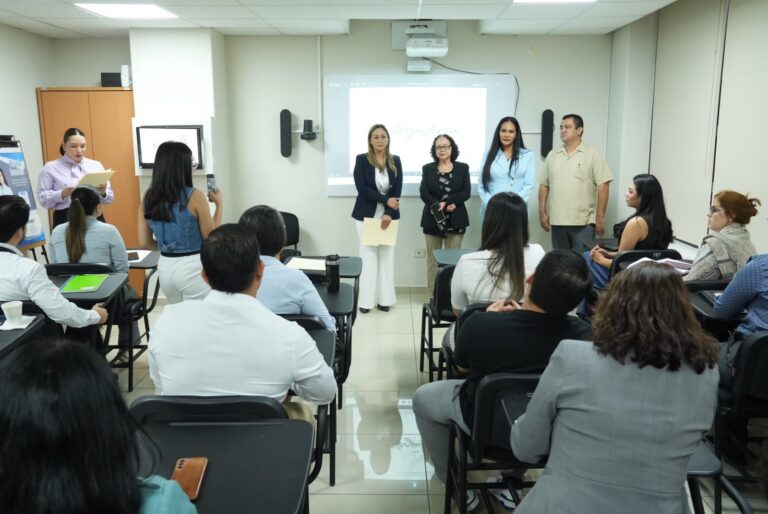 Personal directivo e instructores charlan con persona que tomó el taller.