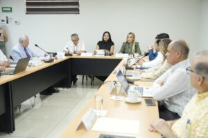 Integrantes de la Comisión de Fiscalización y personal de la ASE revisan auditorías.