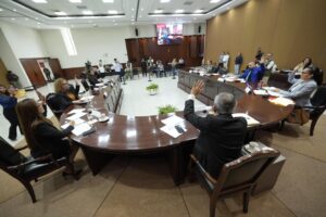 Integrantes de Diputación Permanenbte aparecen en primer plano. Al fondo, público asistente.