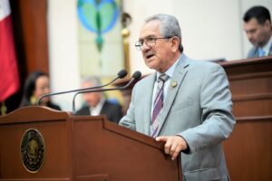 El presidente de la Diputación Permanente, Jesús Manuel Guerrero presenta su informe de labores en tribuna.