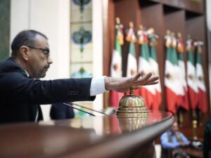 Presidente de Mesa Directiva suena la campana con la que avisa que se concluye uno de los asuntos agendados.