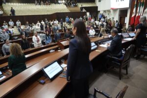 Diputadas y diputados permanece de pie durante la clausura del periodo ordinario de sesiones.