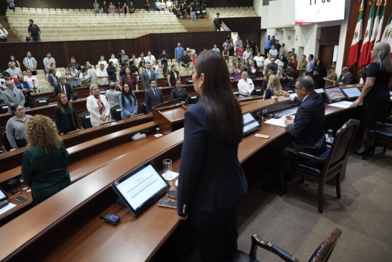 Diputadas y diputados permanece de pie durante la clausura del periodo ordinario de sesiones.