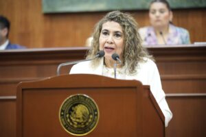 Diputada Jesús Angélica Díaz habla en tribuna.