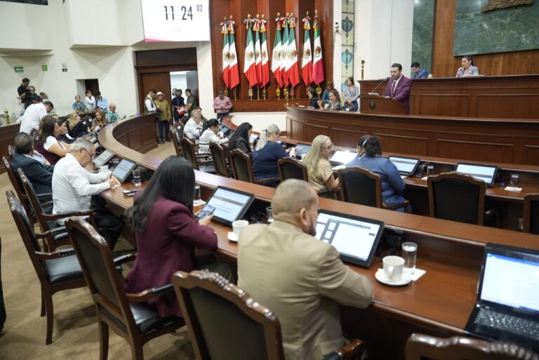 Diputadas y diputados escuchan la lectura de iniciativas de ley.