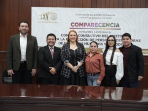 Diputados y diputada posan para la foto con participantes en comparecencias.
