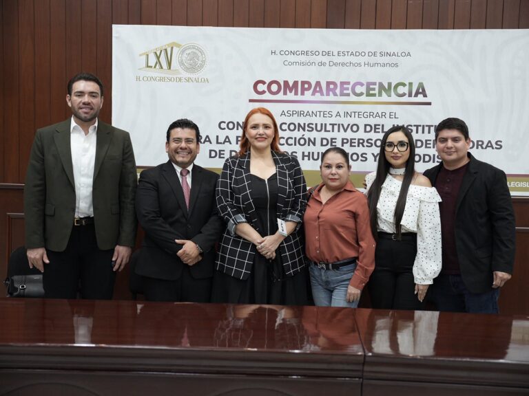 Diputados y diputada posan para la foto con participantes en comparecencias.