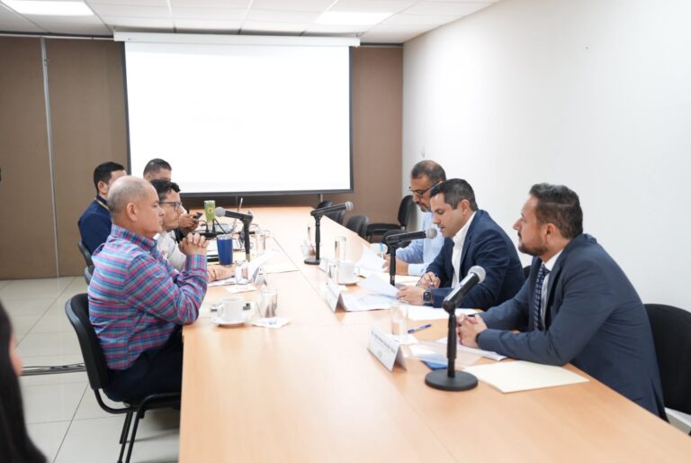 Integrantes de la comisión dialogan con directivos de la ASE.