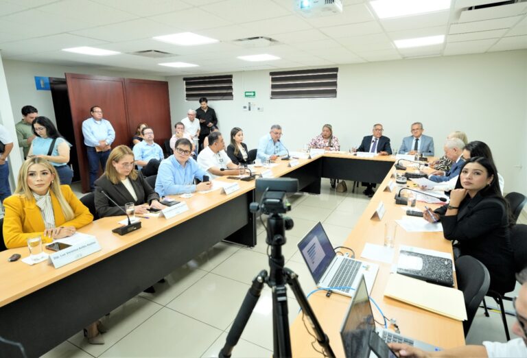 Diputados y diputadas dialogan con directivos de la UAIM en Sala Adjunta.
