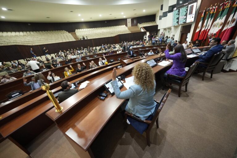 Diputadas y diputados aparecen al fondo. En primer plano integrantes de la Mesa Directiva.