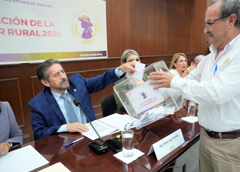 Diputado emite su voto en urna transparente.