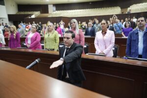 Vicente Fernández Escobar rinde protesta con su brazo derecho estirado durante sesión del Congreso del Estado.