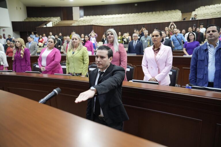 Vicente Fernández Escobar rinde protesta con su brazo derecho estirado durante sesión del Congreso del Estado.