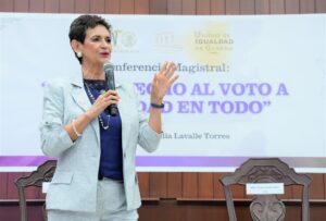 Cecilia Lavalle expone. Tras de Ella una lona con el nombre de su conferencia.