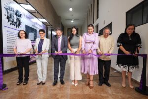 Diputadas y diputados cortan listón con lo que inauguran la exposición.