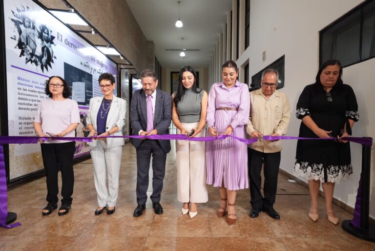Diputadas y diputados cortan listón con lo que inauguran la exposición.