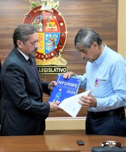 Diputado Eligio López recibe el informe que entrega Oscar Loza.