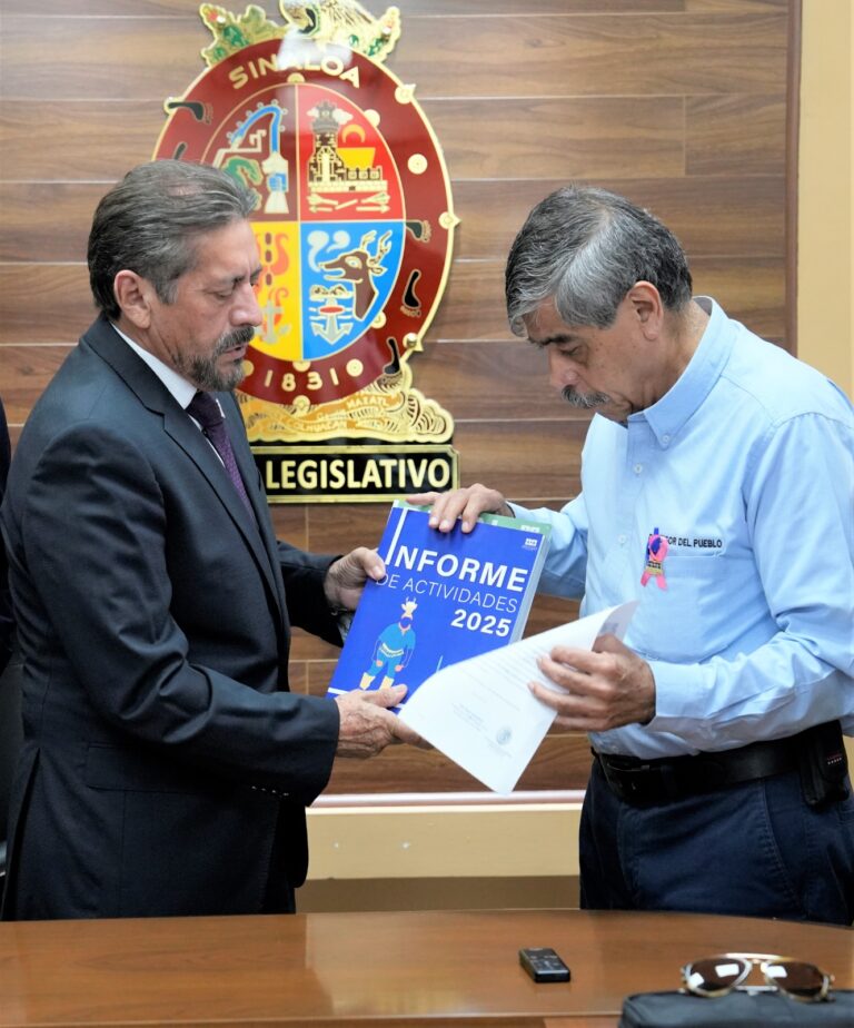 Diputado Eligio López recibe el informe que entrega Oscar Loza.
