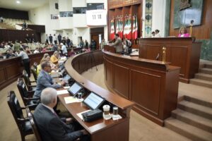 Diputadas y diputados siguen la lectura que se da a oficio en tribuna.
