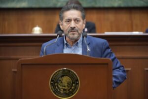Diputado Eligio López habla en tribuna.