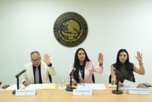Dos diputadas y un diputado votan a favor de dictamen.