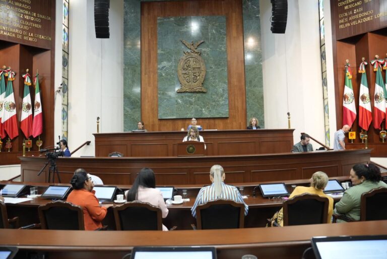 Desde sus asientos diputadas y diputados escuchan lectura de iniciativas en tribuna.