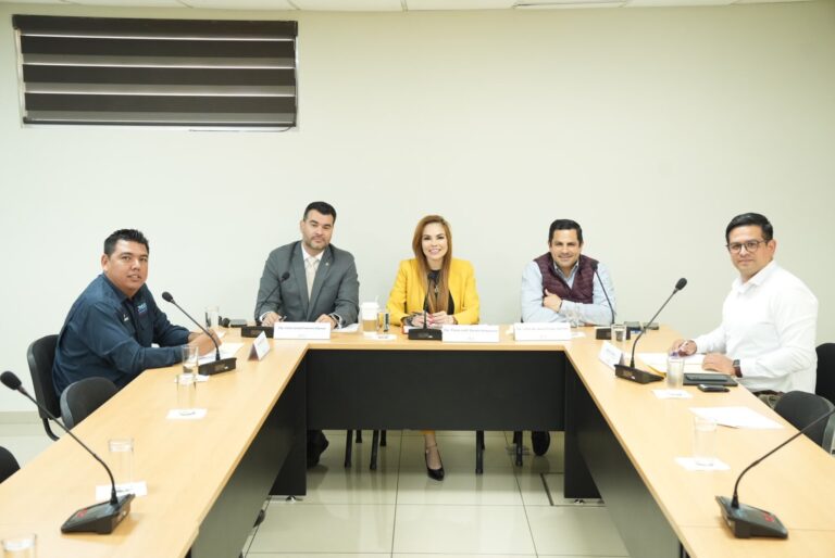 Diputada y diputados dialogan con invitados en pequeña sala.
