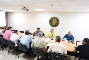 Dos diputadas y un diputado participan en reunión y dialogan con invitados.