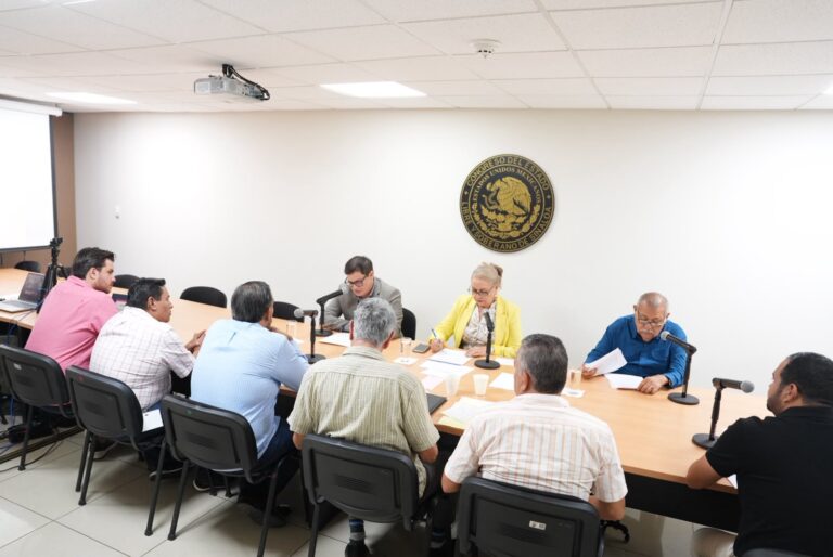 Dos diputadas y un diputado participan en reunión y dialogan con invitados.