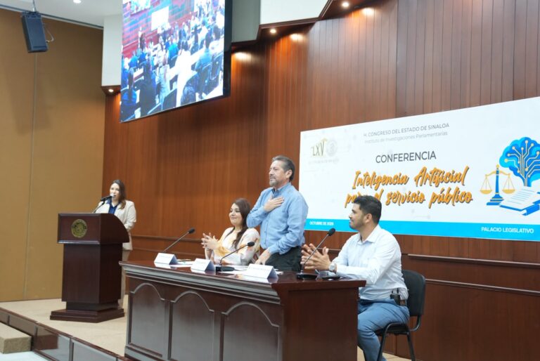 Diputado Eligio López acompaña al conferencista en el presidium.