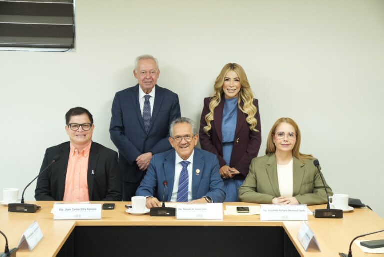 Tres diputados y dos diputadas posan para la foto al término de la reunión.