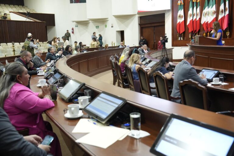 Diputadas y diputados dan seguimiento, desde sus asientos, a lectura de iniciativas en tribuna.