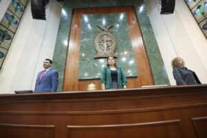 Presidenta y vicepresidentes de la Mesa Directiva permanecen de pie.