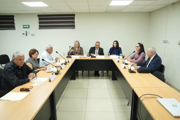 Integrantes de la Comisión dialogan con alcalde en la sala Adjunta al Salón de Sesiones.